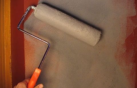 Si la superfície que pintareu té una capa de pintura antiga, si no està molt deteriorada, la mateixa pintura serveix com a capa base