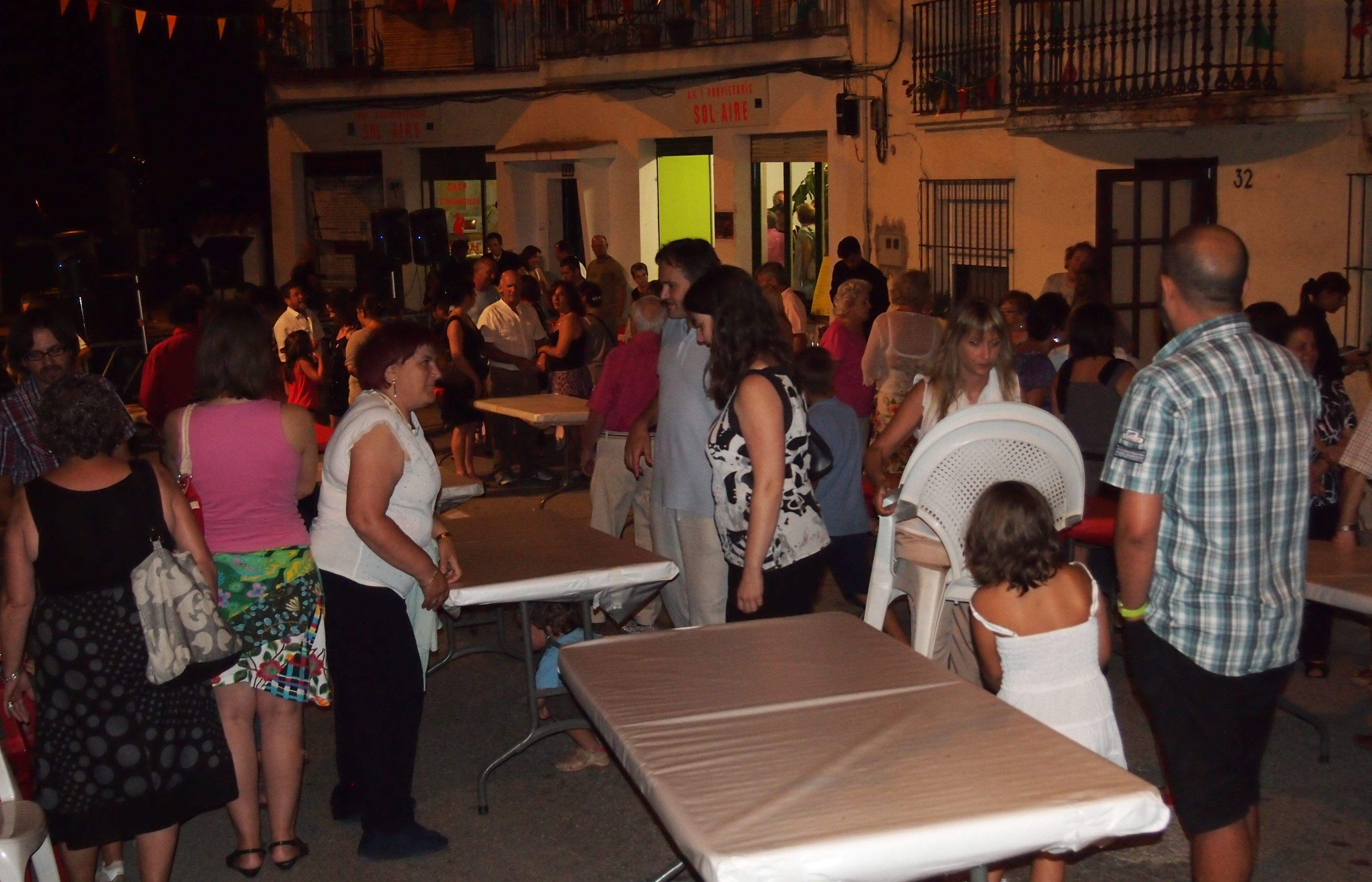 Preparant el sopar de germanor, un exemple de la vida al barri. FOTO: C.Caballé