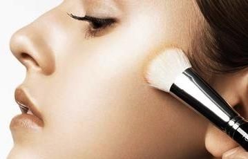 Per encertar amb el maquillatge estiuenc només cal complir una consigna: evitar lexcés 