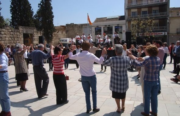 Ballada de sardanes a la plaça d'Octavià per commemorar la Diada de Catalunya. FOTO: Arxiu
