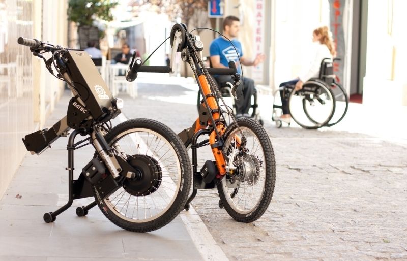 Els monocicles de la gamma BATEC sacoblen al davant duna cadira de rodes i possibiliten fer-la avançar amb el moviment dels braços. FOTO: Arxiu