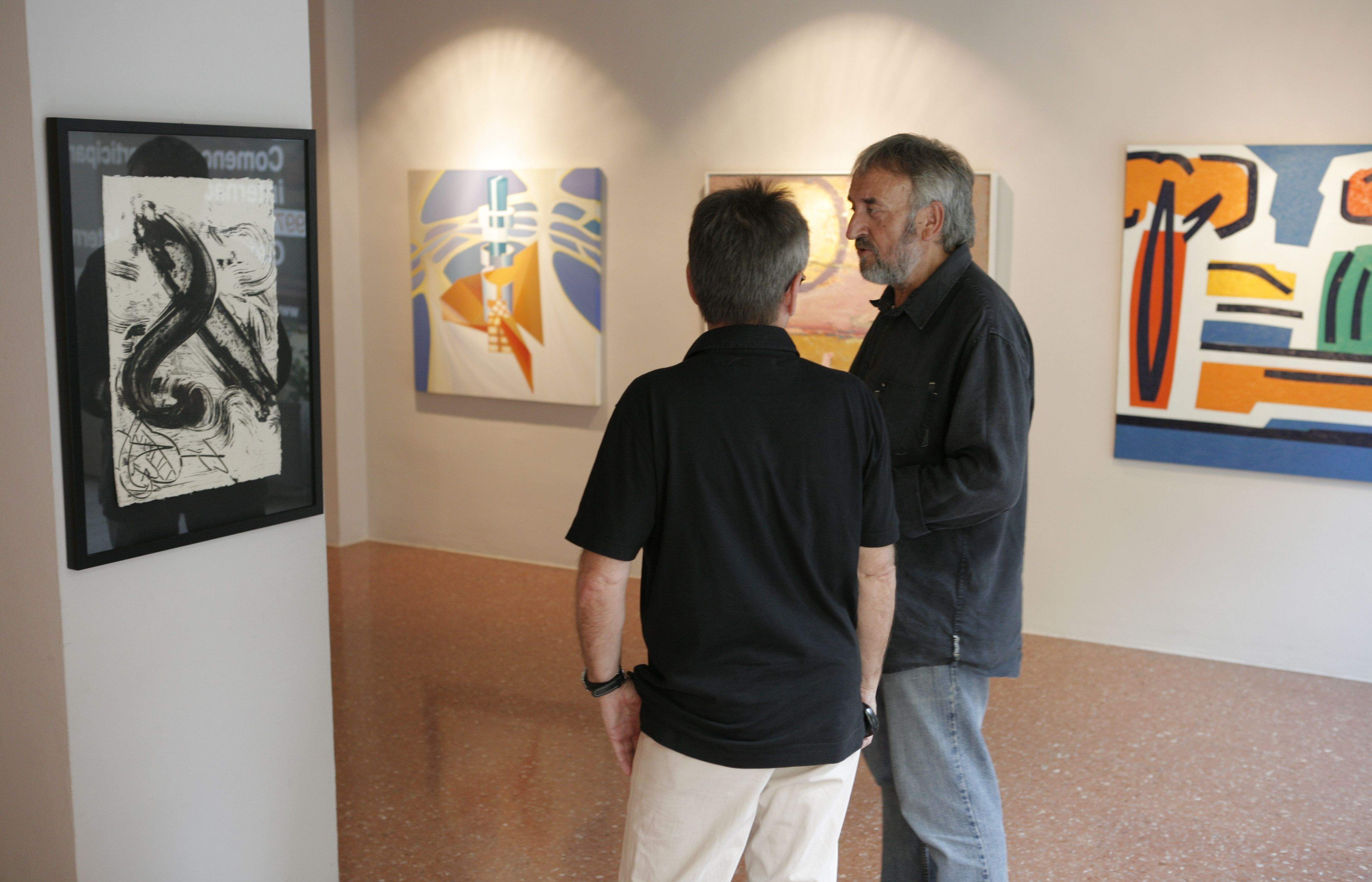 Josep Canals amb un visitant. FOTO: Arxiu