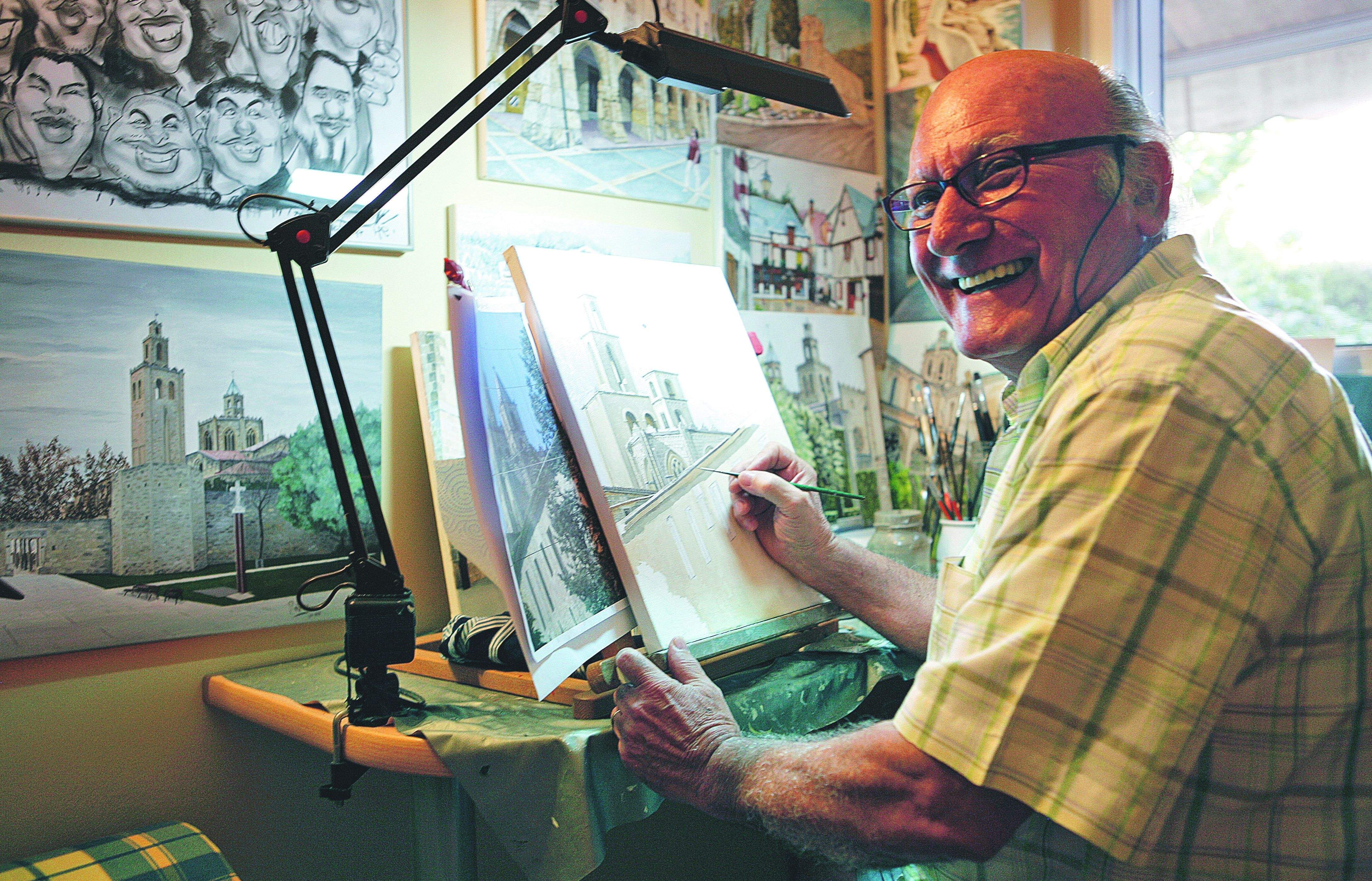 Pere Pahisa a l'estudi de casa seva, on pinta els seus quadres des de fa tres anys. FOTO: Artur Ribera