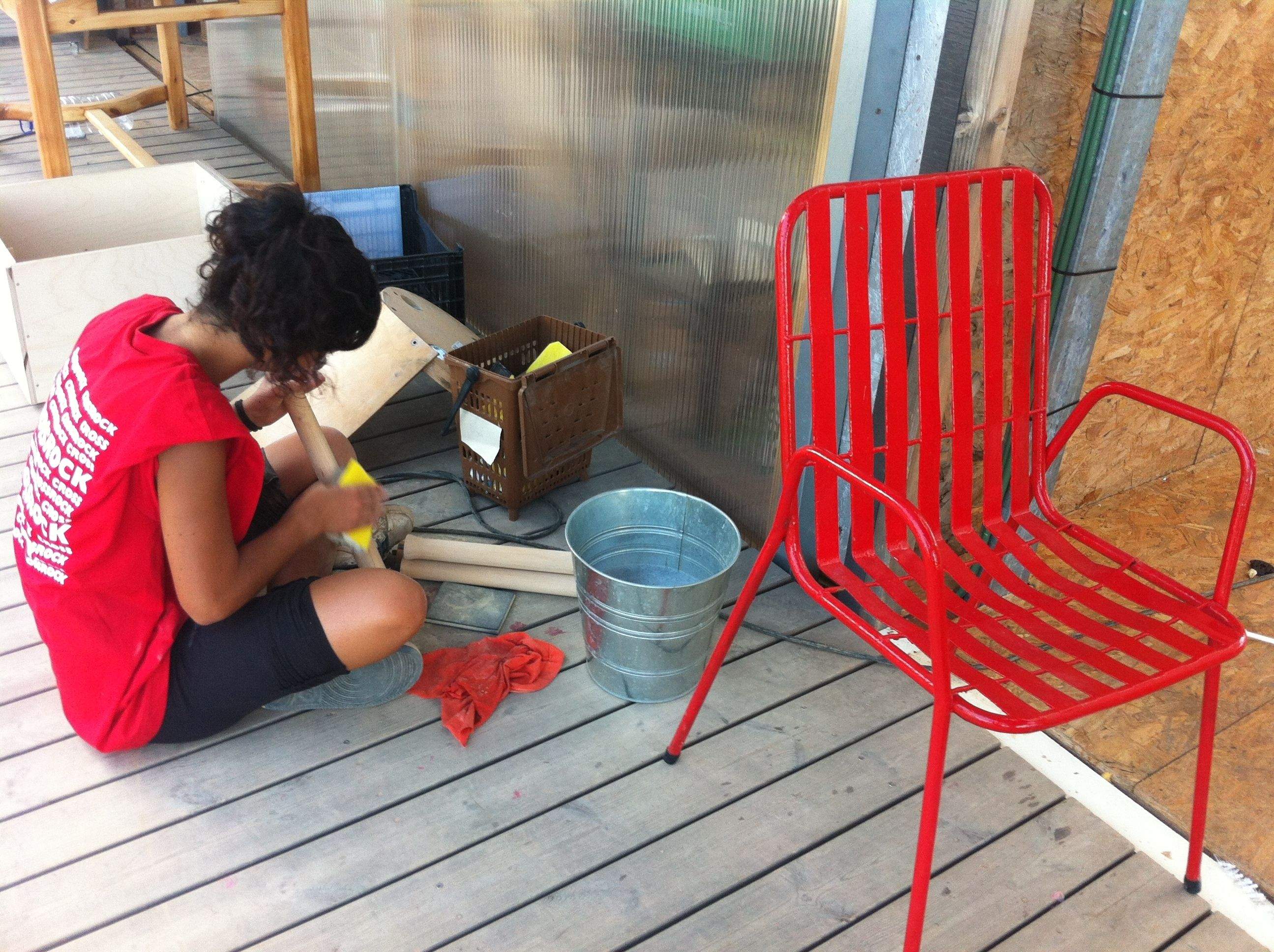 Els estudiants ultimen els detalls per tenir-ho tot a punt. FOTO: Anna Mira