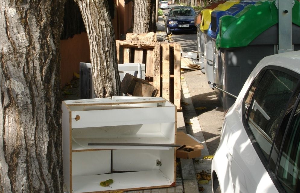 Brutícia al costat del contenidor. FOTO: Cedida