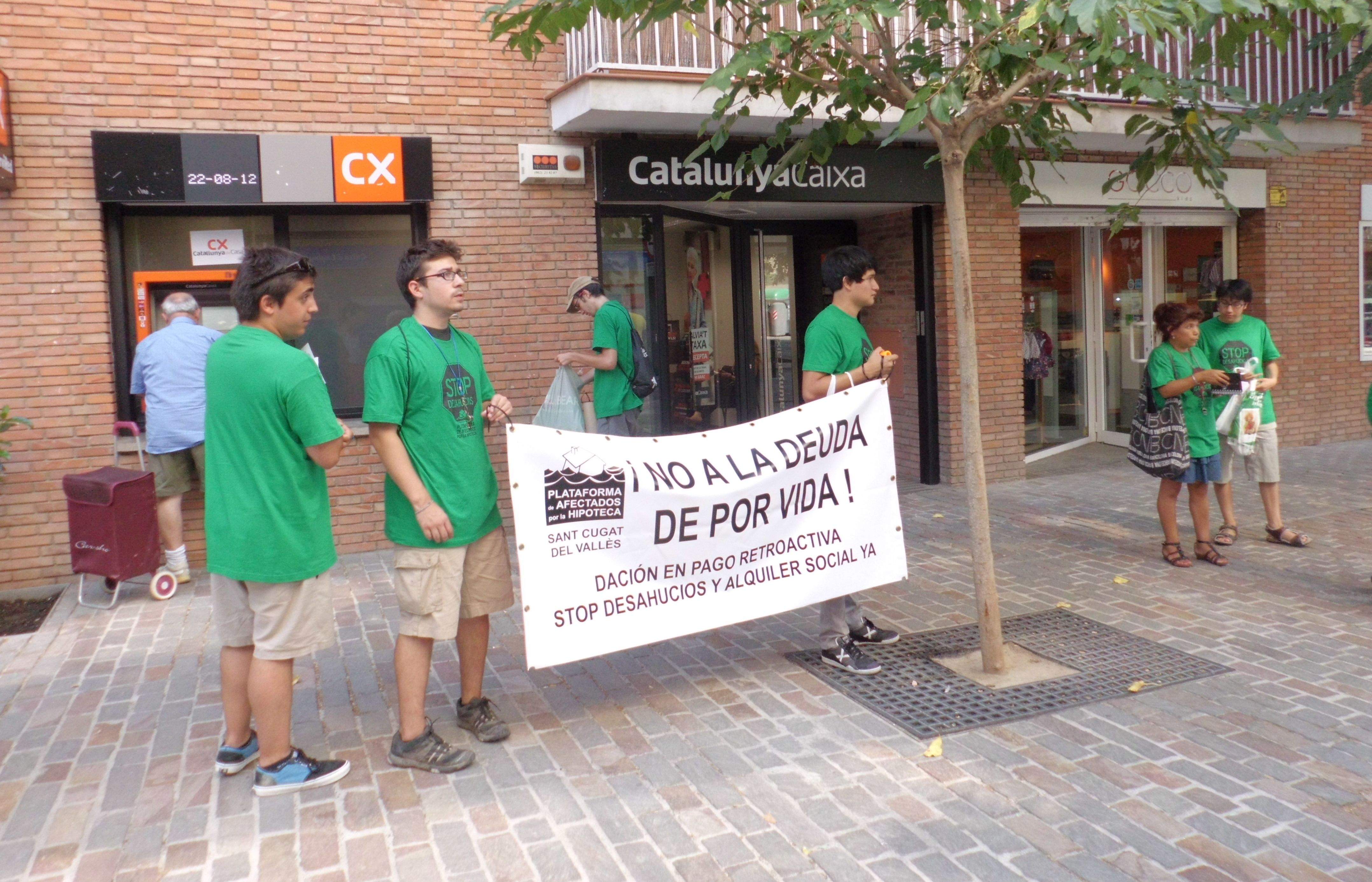 Els manifestants davant de Catalunya Caixa al carrer Villà. FOTO: Àgata Guinó