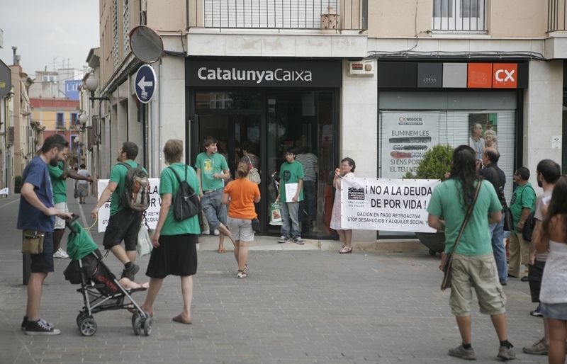 Una quinzena de membres de la PAHStc concentrats davant les oficines de Catalunya Caixa. FOTO: Artur Ribera