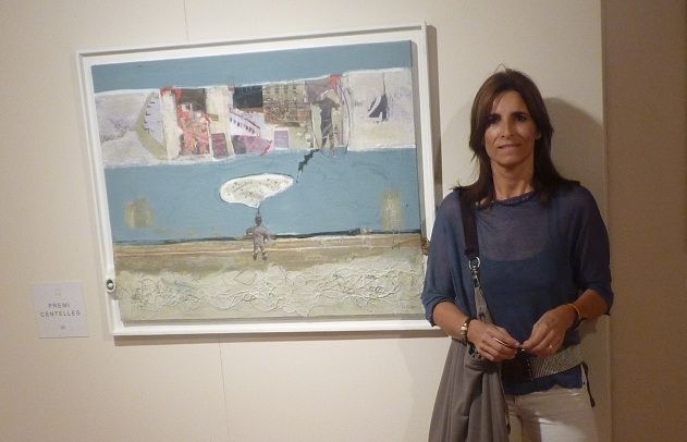 Marta Ballvé amb l'obra guardonada, diumenge 26 d'agost. FOTO: Cedida