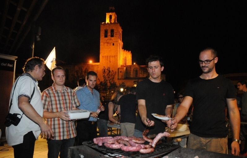La primera edició de va ser a la plaça del Rei i va haver-hi botifarrada i concerts FOTO: Arxiu