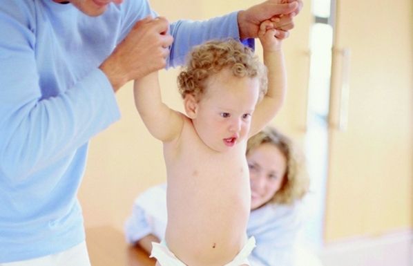 Una de les formes d'estimular el nado és encendre una ràdio darrere del nen diverses vegades al dia