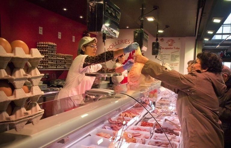 Fer la compra sortirà més car amb la pujada de l'impost FOTO: Artur Ribera