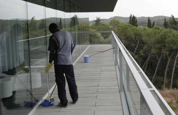 Un treballador del sector serveis a Sant Cugat FOTO: Artur Ribera