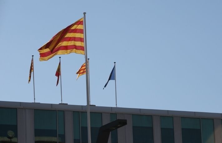 La façana de l'Ajuntament i les banderes FOTO: Lluís Llebot