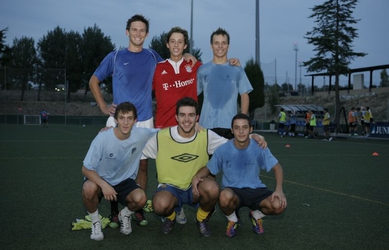 Els cinc jugadors procedents del juvenil A del Junior FC i el futbolista del segon equip. FOTO: Artur Ribera