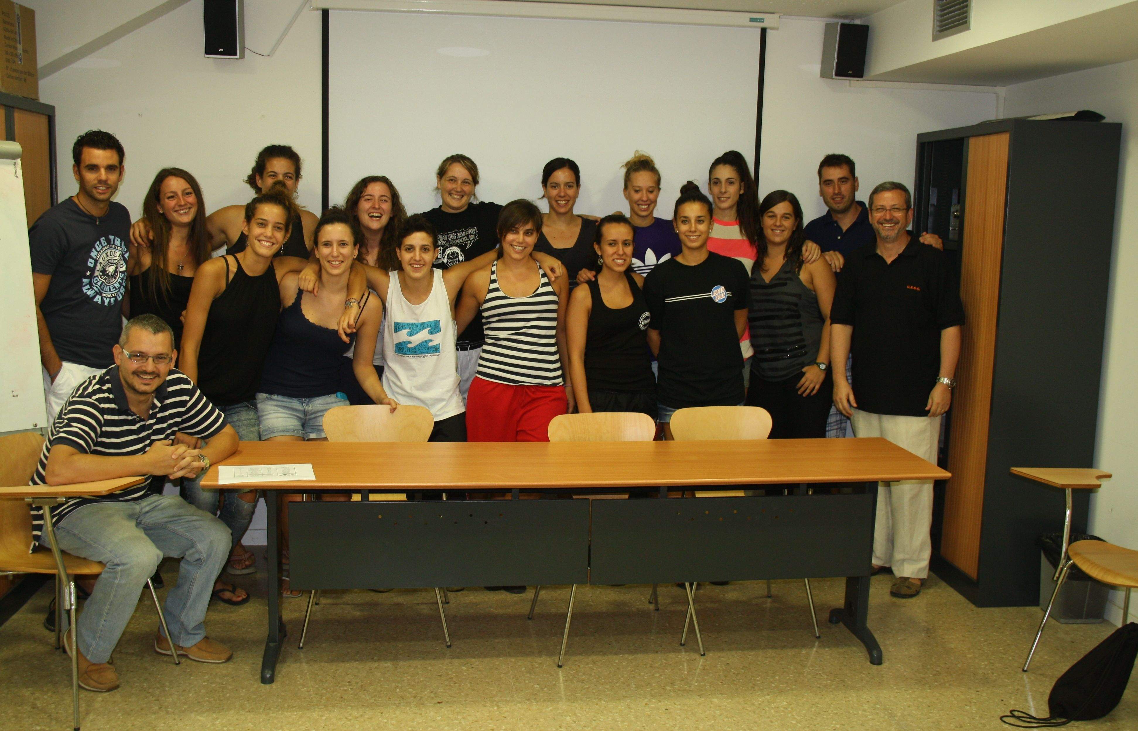 Les jugadores del sènior femení de la UE Sant Cugat, en la presentació. FOTO: Àlex López Puig