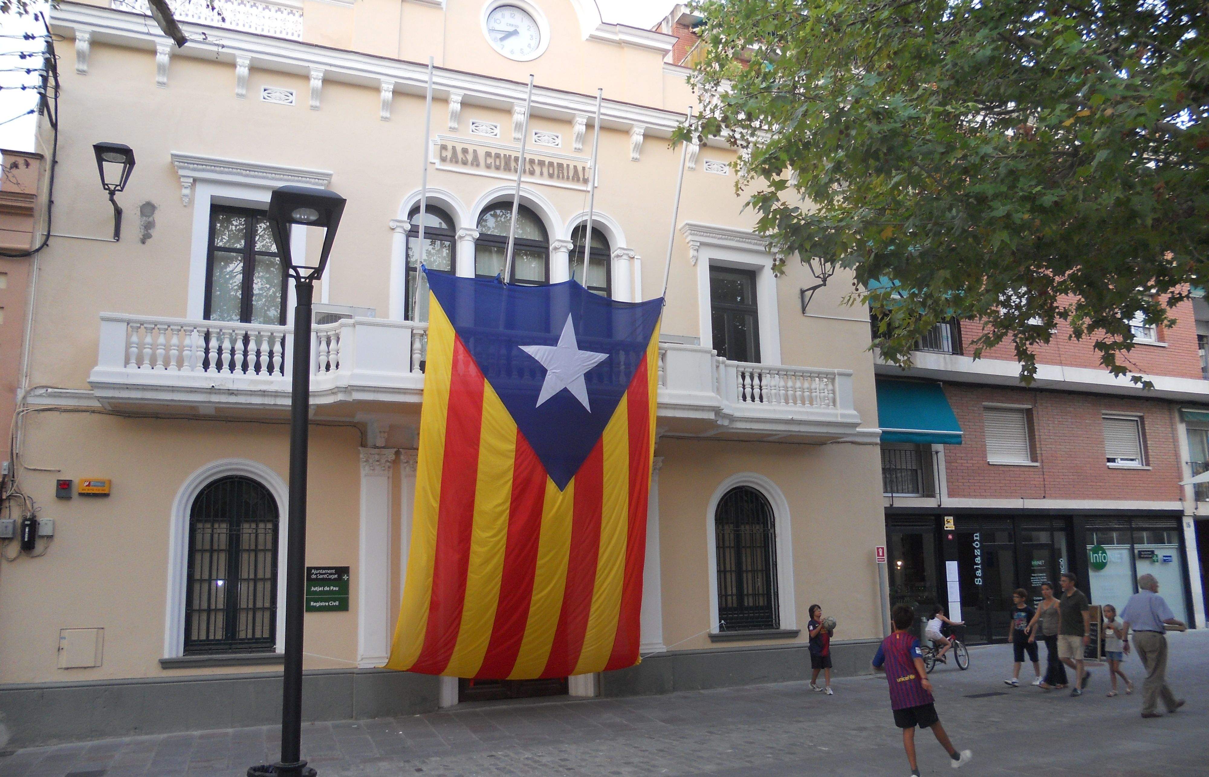 El braç jove de CiU va penjar una gran estelada a la seu de l'antic Ajuntament. FOTO: M.S.