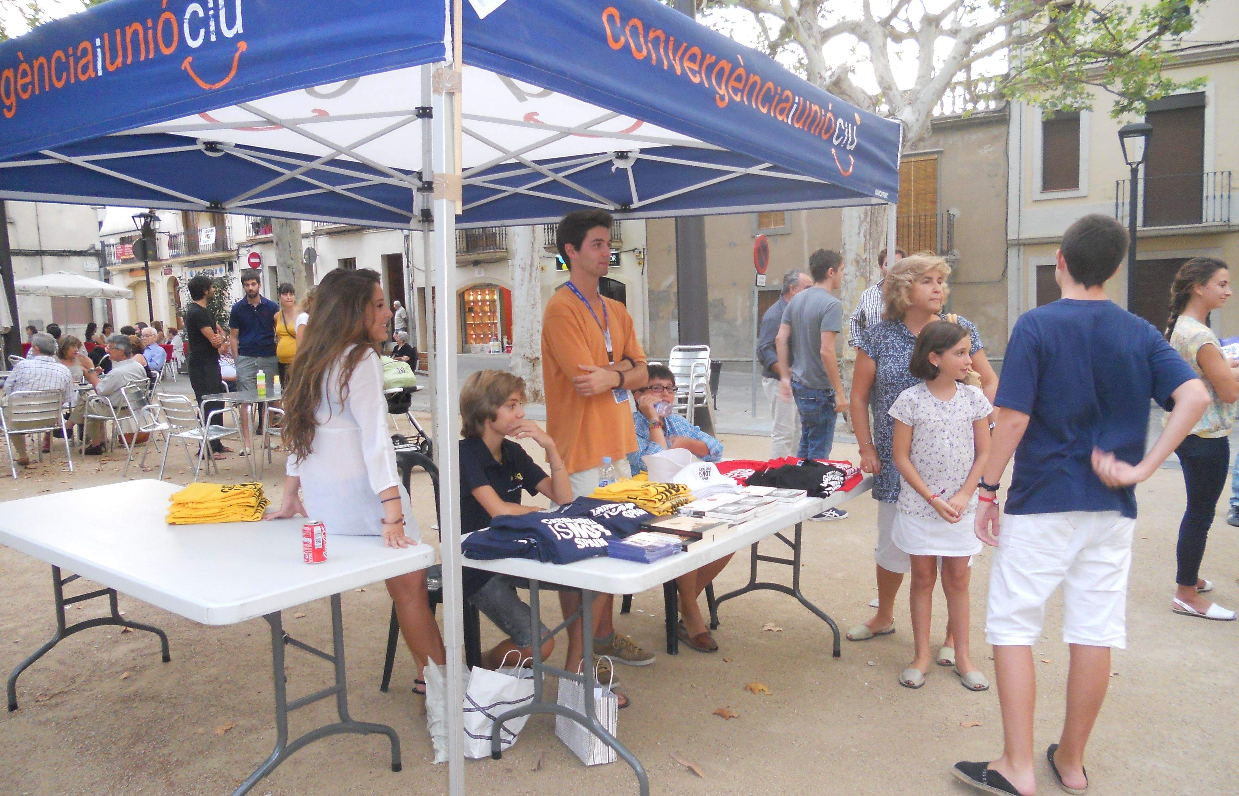 Durant la Diada, la JNC va vendre articles relacionats amb la eva formació. FOTO: M.S.