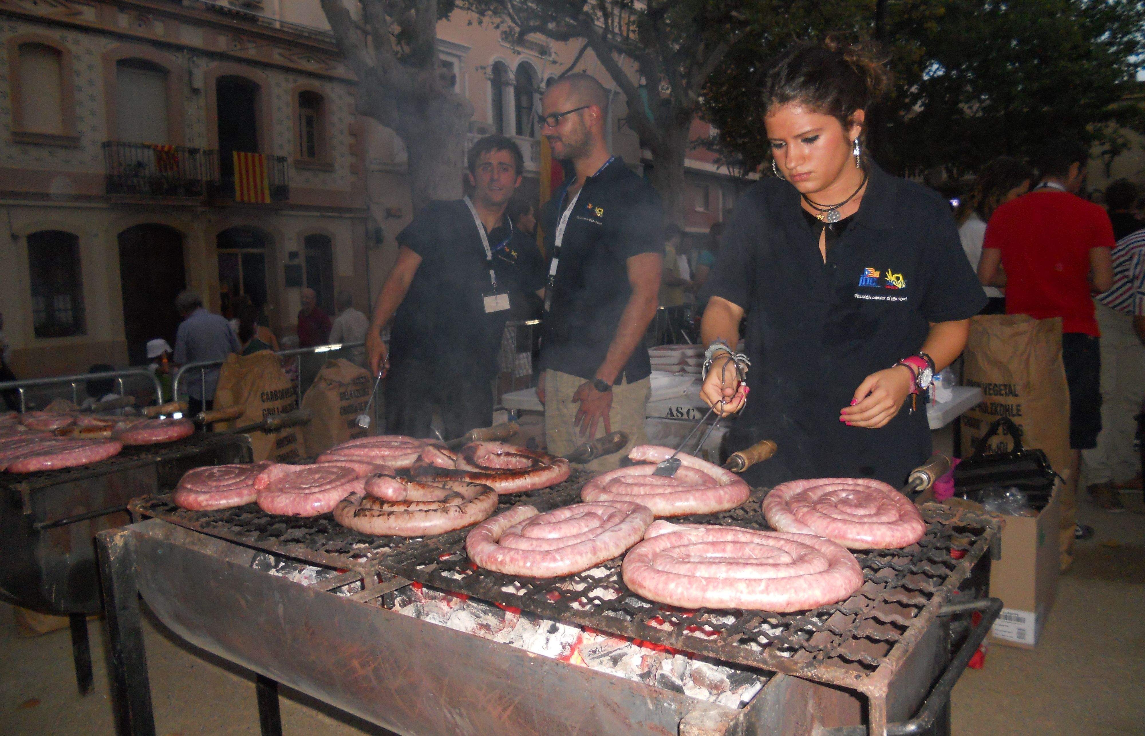 Durant l'acte es va fer una botifarrada. FOTO: M.S.