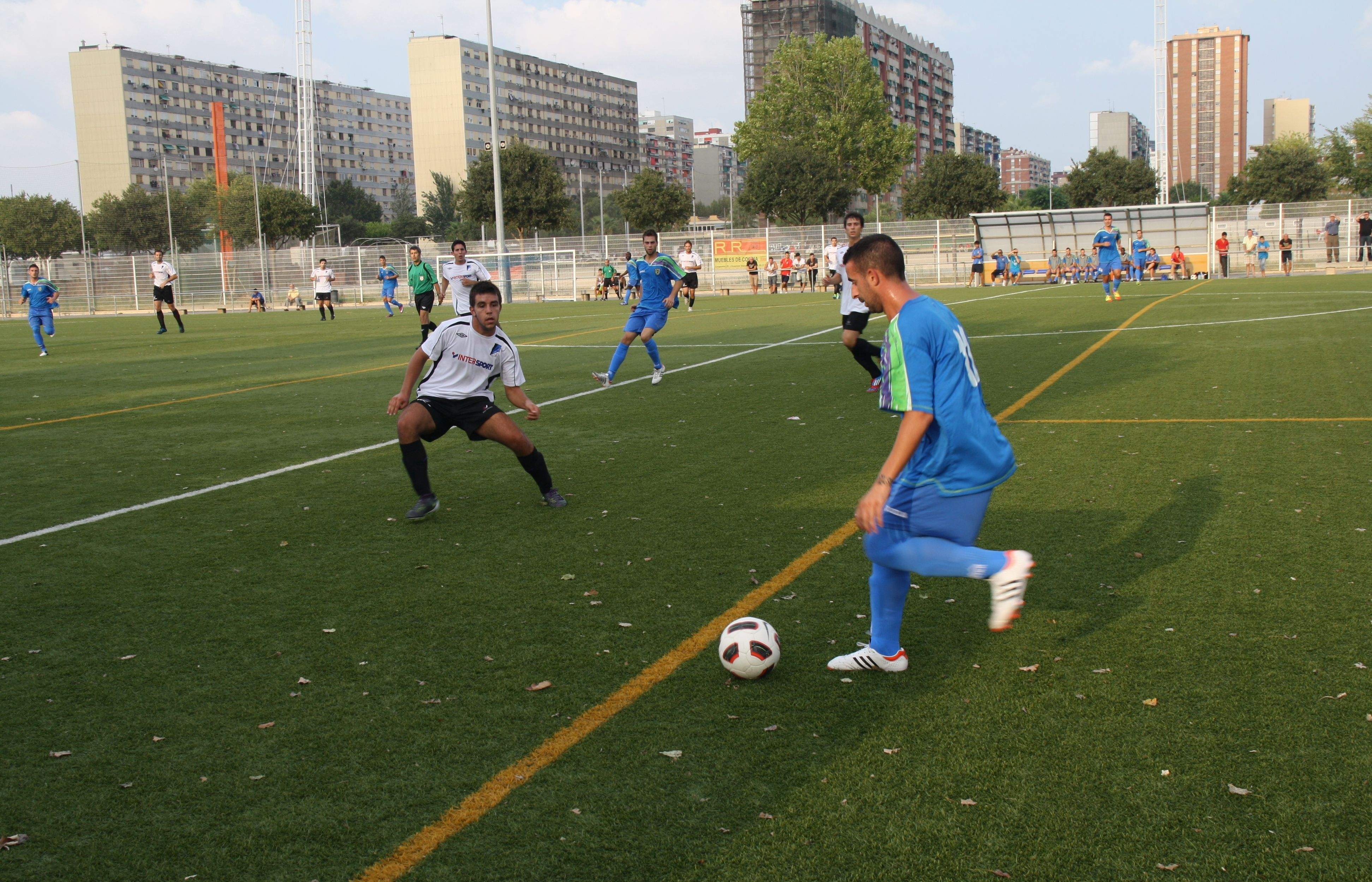 Suriol, amb l'equipació blanca, defensant un atac de la UD Unificación Bellvitge. FOTO: Àlex López Puigción Bell