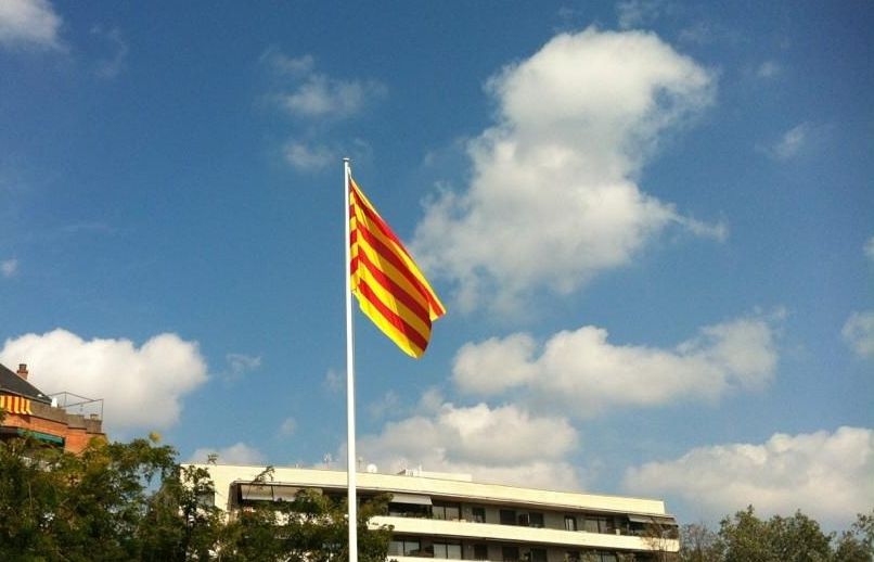 La senyera onejant davant l'ajuntament FOTO: JR Armadàs