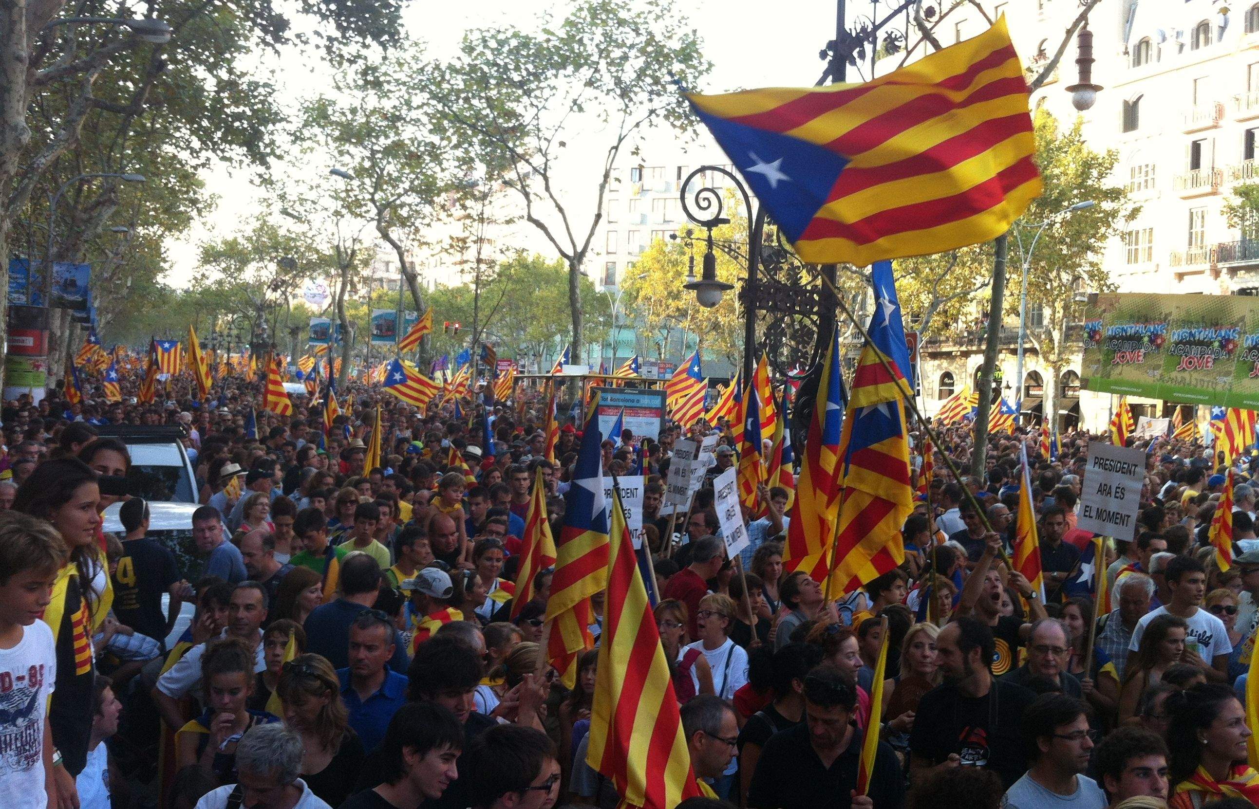 La riuada de gent amb estelades ha inundat els carrers de Barcelona FOTO: JR Armadàs