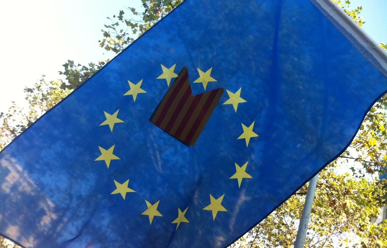 El desig de ser un nou estat a la Unió Europea expressat en una bandera FOTO: JR Armadàs