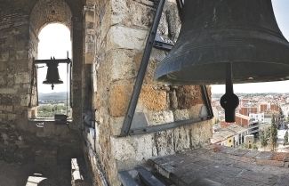 Vista panoràmica imatge del primer pis del campanar en què es pot veure el cimbori a lesquerra i a continuació la sala de les campanes. FOTO: Artur Ribera