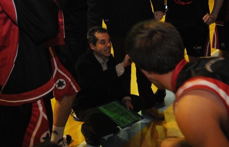David Lizano donant instruccions als seus jugadors en un partit de la temporada passada. FOTO: David Fernández