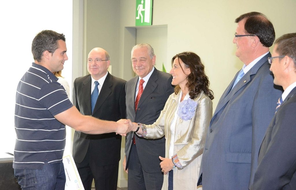 L'alcaldessa, Mercè Conesa i el conseller dEmpresa i Ocupació de la Generalitat, Francesc Xavier Mena feliciten els estudiants d'Inno+Talent25. FOTO: Localpress
