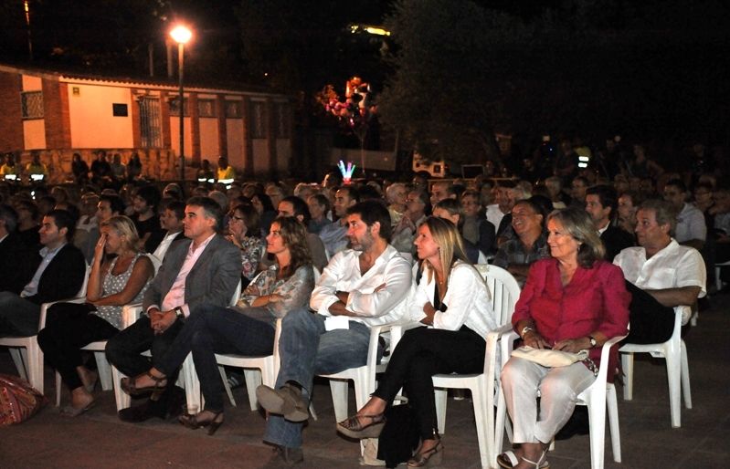 Diverses autoritats es van acostar a Valldoreix a escoltar el pregó. FOTO: Amanda Bernal