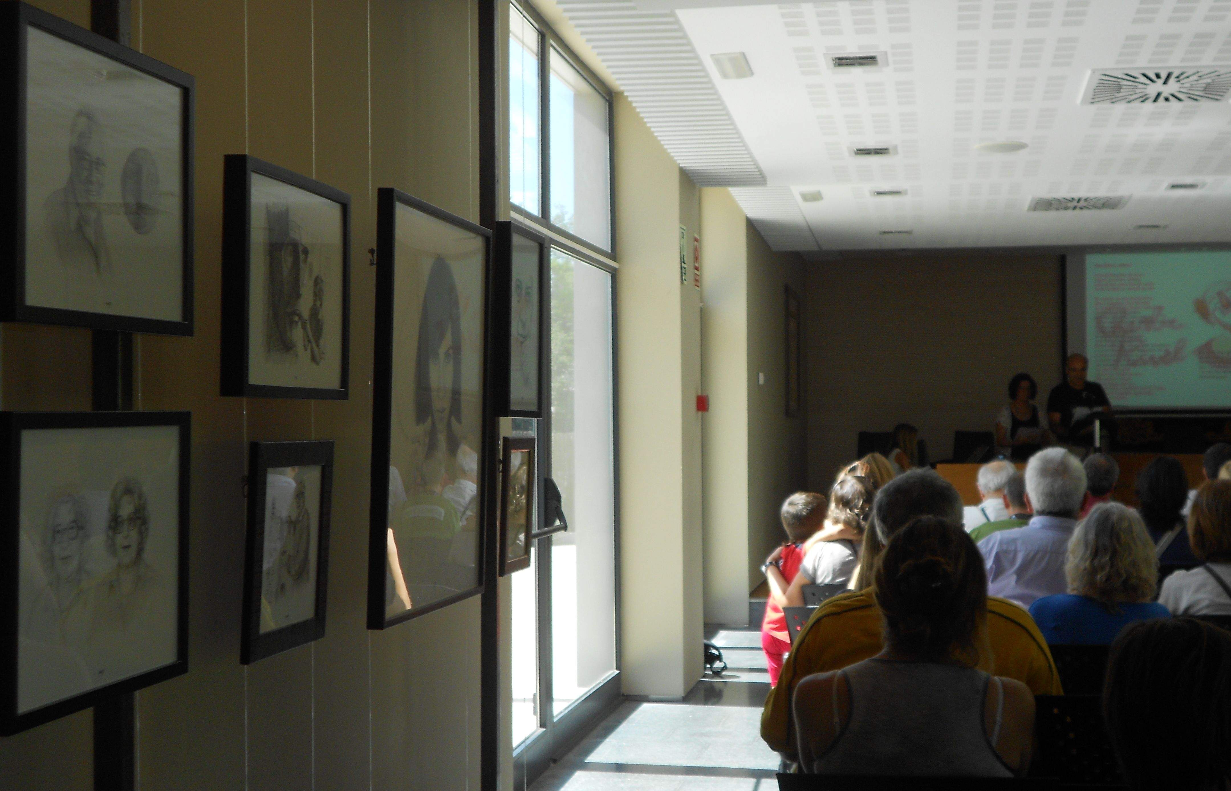 Amb motiu de la inauguració de l'exposició de retrats el grup VBall de Poetes ha recitat obres de diferents autors i artistes. FOTO: Alba Guerrero