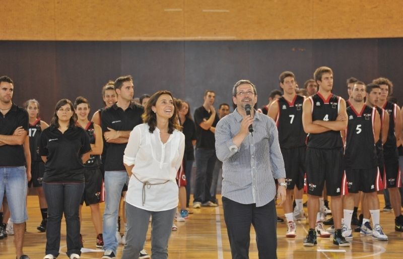 Mercè Conesa i Valentí Feixas, en la presentació dels equips de bàsquet de la UE Sant Cugat. FOTO: Amanda Bernal