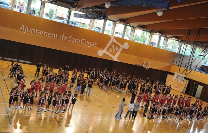 Els 19 equips de bàsquet de la UE Sant Cugat, sobre el parquet del Pavelló 3. FOTO: Amanda Bernal