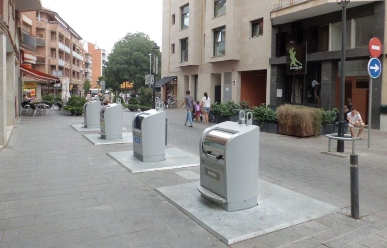 Contenidors del carrer Sant Bonaventura. FOTO: Edurne Garmendia