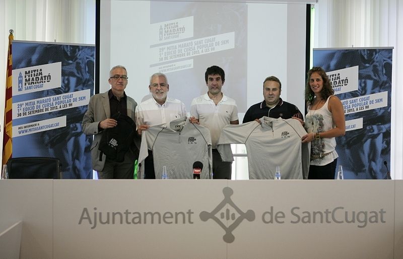 Foto de família dels organitzadors de la Mitja Marató, amb Erika Villaécija. FOTO: Artur Ribera