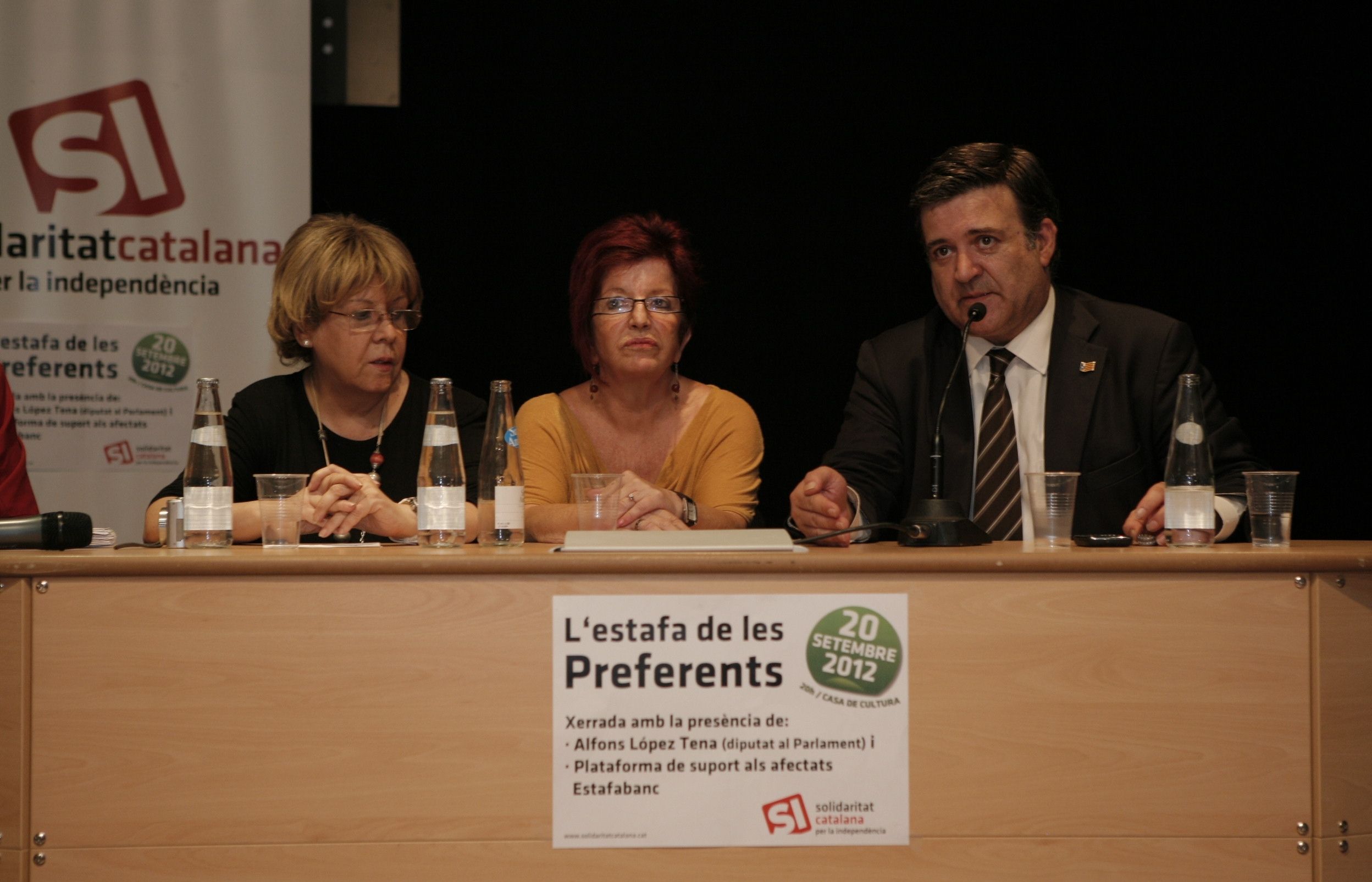 Dues membres d'Estafabanca i el diputat Alfons López Tena. FOTO: Artur Ribera