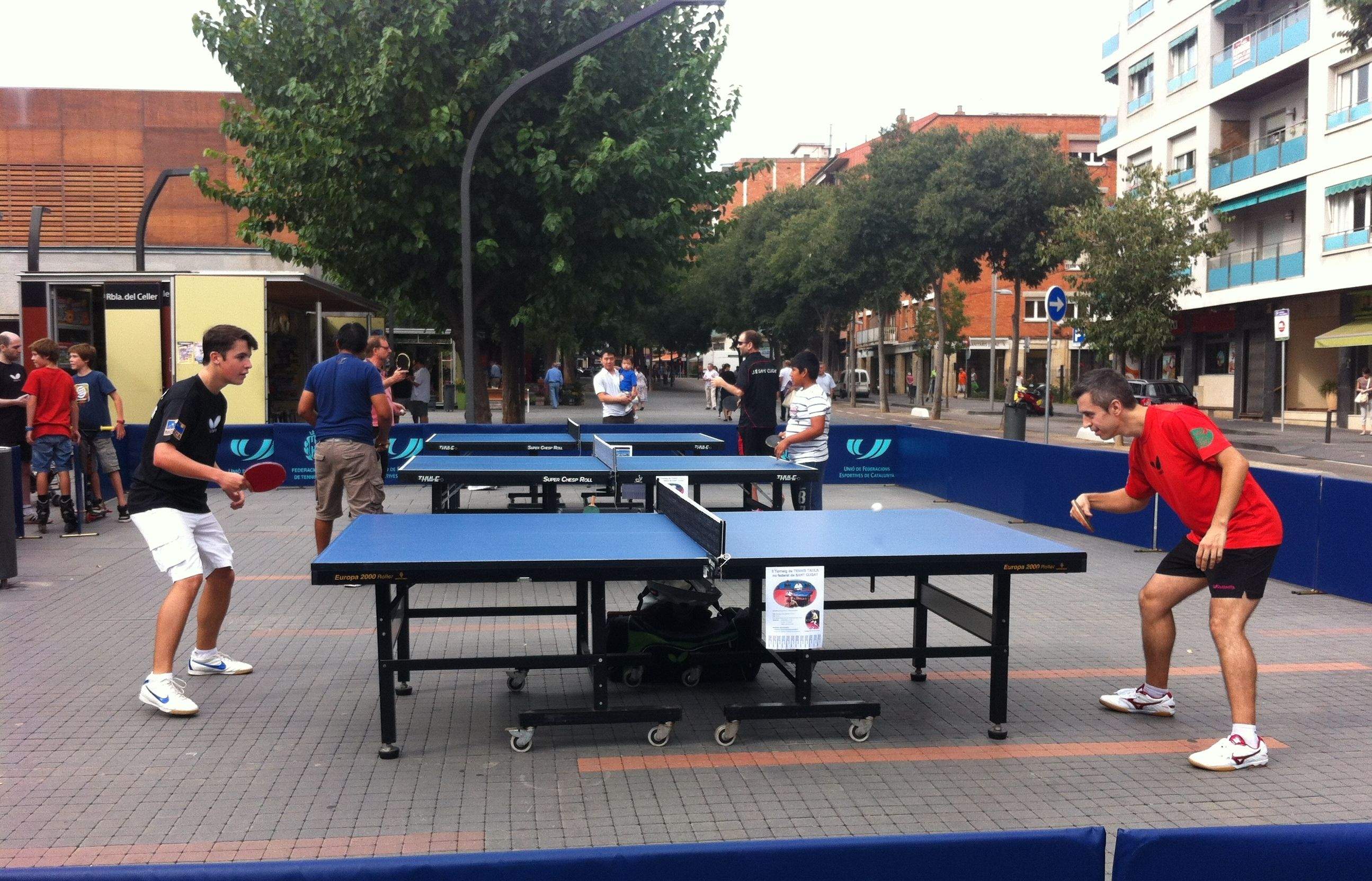 Santcugatencs jugant tennis taula a la jornada de promoció de la UE Sant Cugat. FOTO: Anna Mira