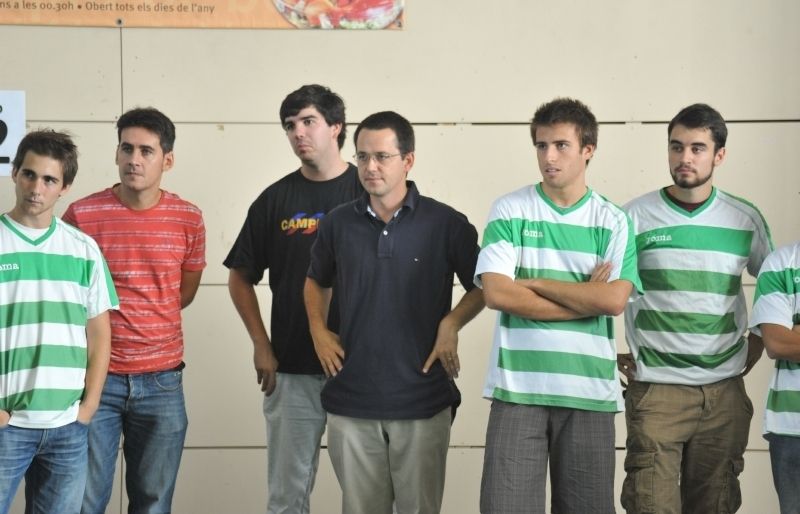 Futbolistes del Valldoreix Futbol Club, amb el seu president. FOTO: Amanda Bernal