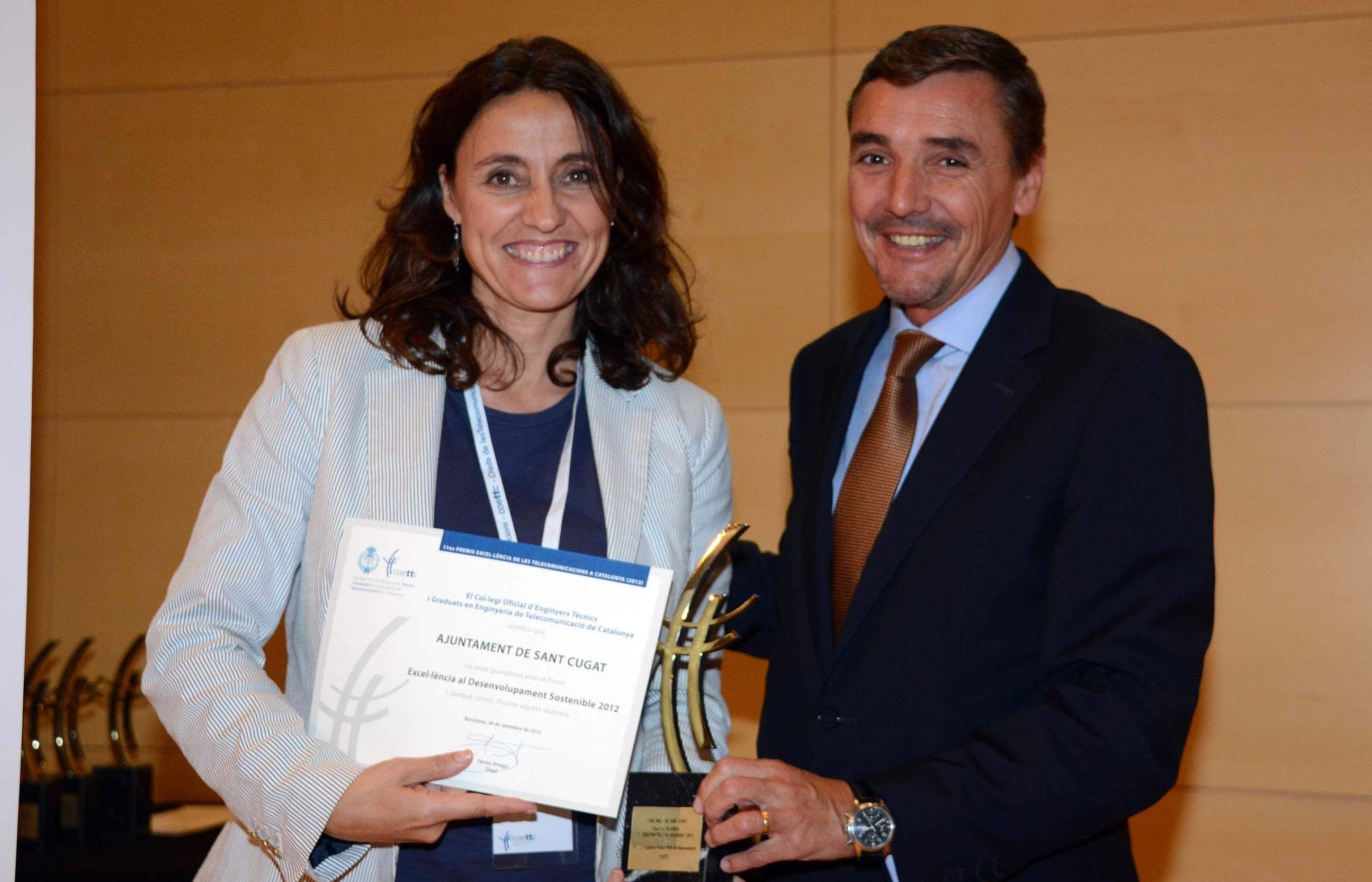 Mercè Cones amb el premi a la mà FOTO: Localpres