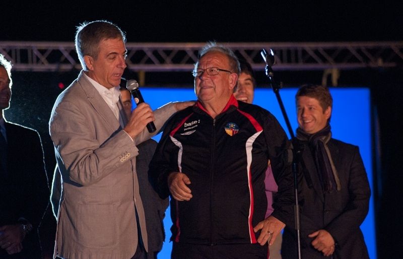 Segundo Naranjo, amb xandall, va rebre el guardó Personatge SantCu 2012. FOTO: Amanda Bernal