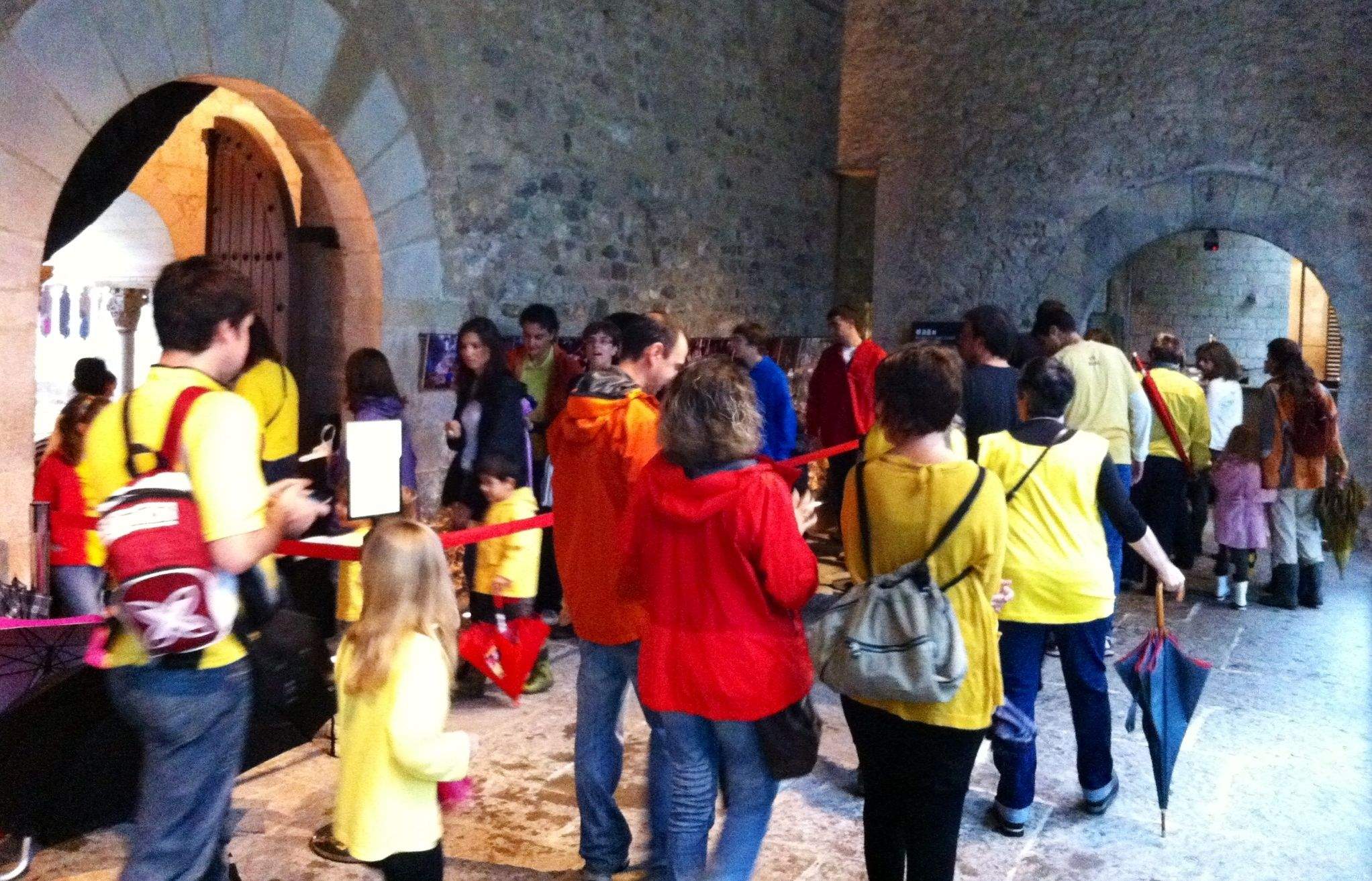 Lectura del manifest per una educació pública de qualitat al claustre del Monestir. FOTO: Anna Mira