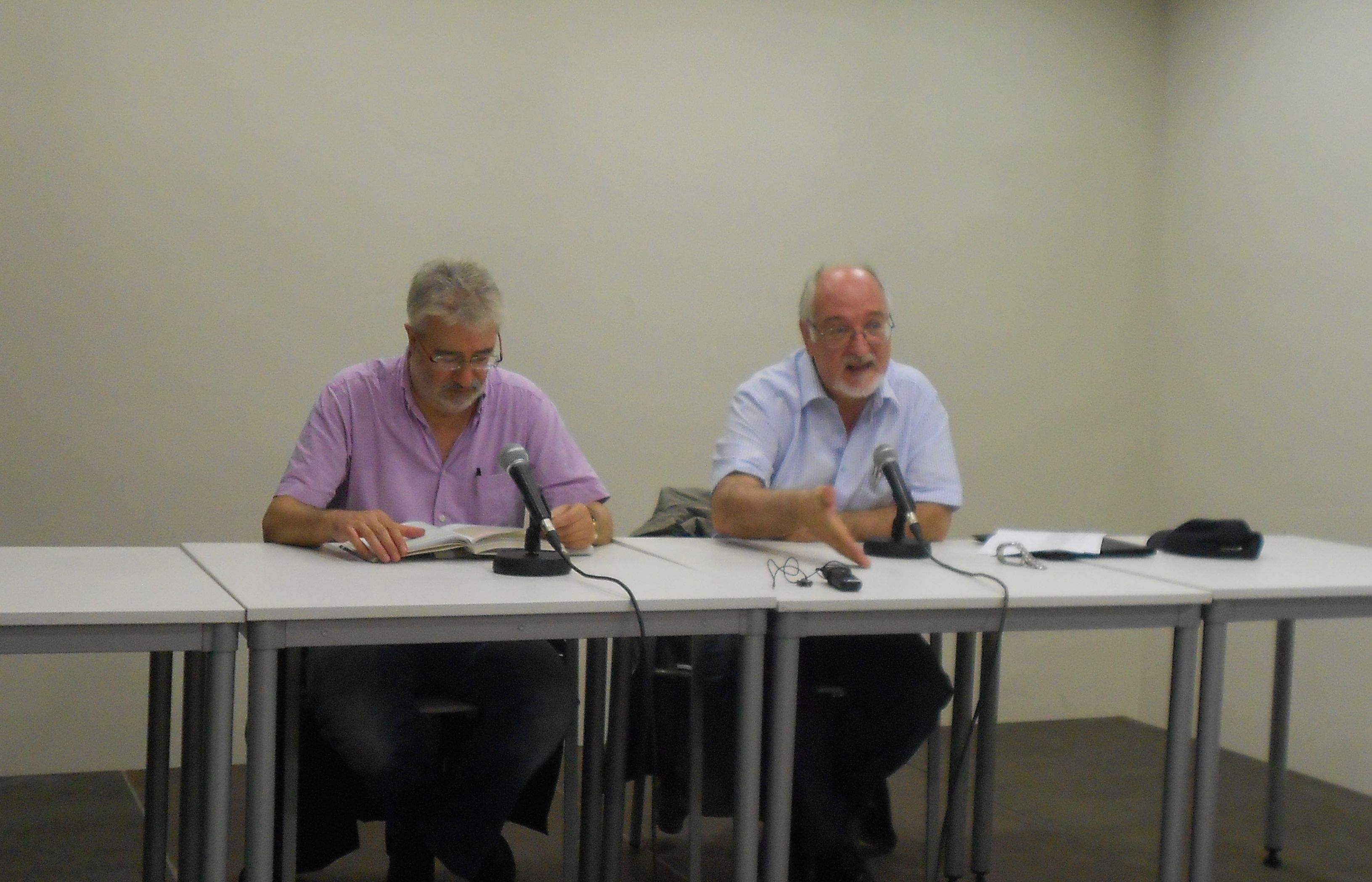 Jordi Casas i Domènec Miquel han fet un repàs cronològic dels dos darrers segles a Sant Cugat. FOTO: Alba Guerrero