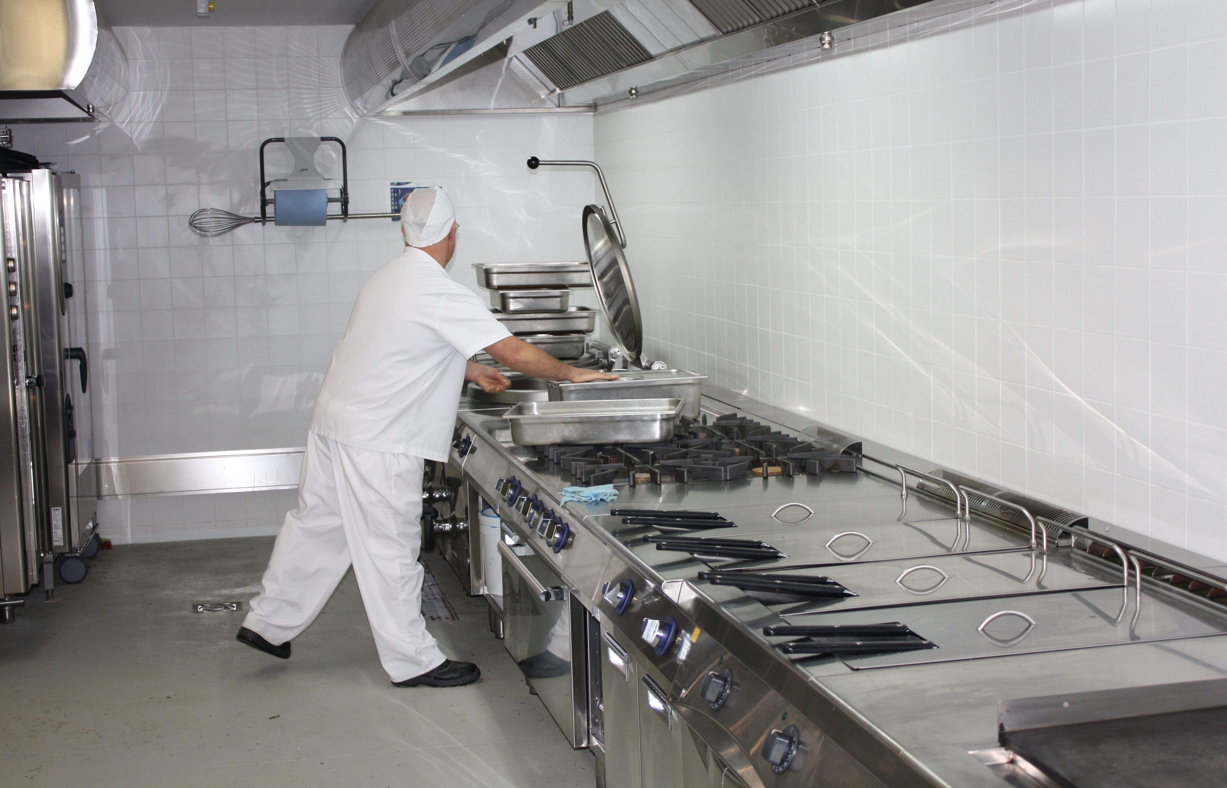 La cuina pròpia permet prescindir del càtering que l'escola tenia fins ara FOTO: JR Armadàs