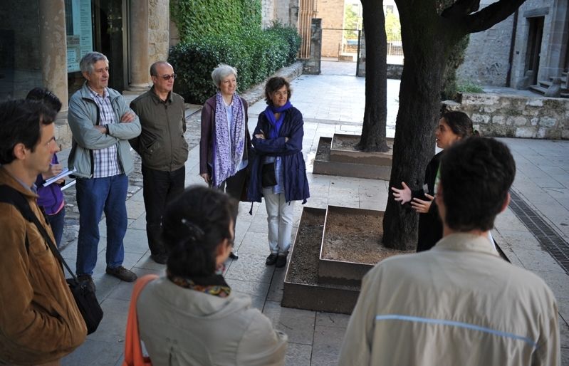 La visita guiada ha començat al Museu del Monestir. FOTO: Edurne Garmendia