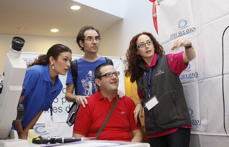 Experts en visió avaluant un pacient. FOTO: Cedida