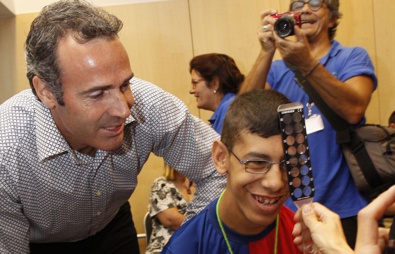 El capità de l'equip espanyol de tennis de Copa Davis, Àlex Corretja, participant al projecte . FOTO: Cedida
