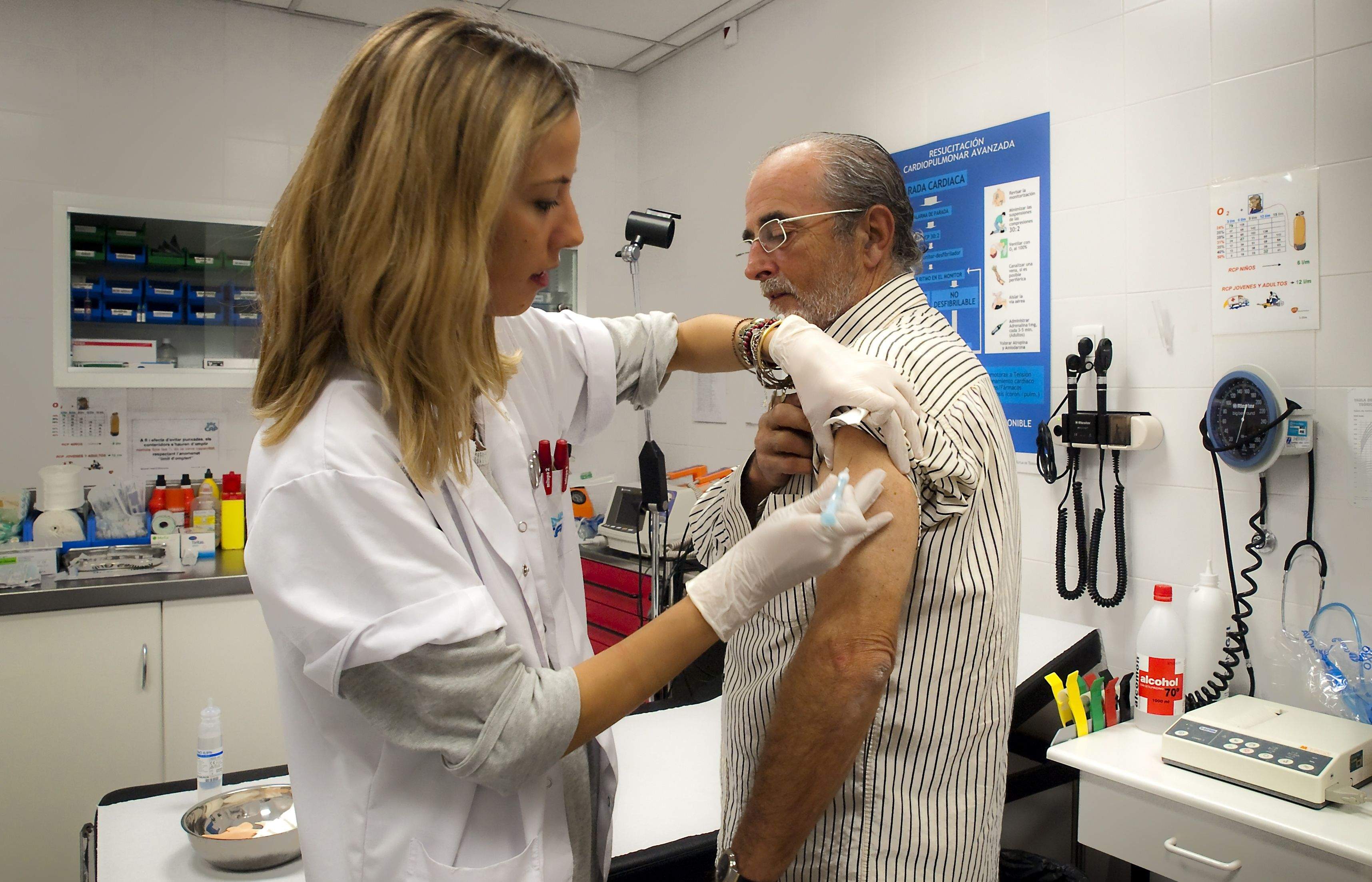 Un pacient rep una vacuna. FOTO: A. Ribera