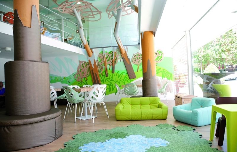 Ara a Q Guay et recullen els nens al col·le i els hi fan classes de reforç a preus econòmics