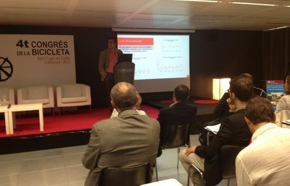 Moment de la intervenció de Santi Ribas. FOTO: Àgata Guinó