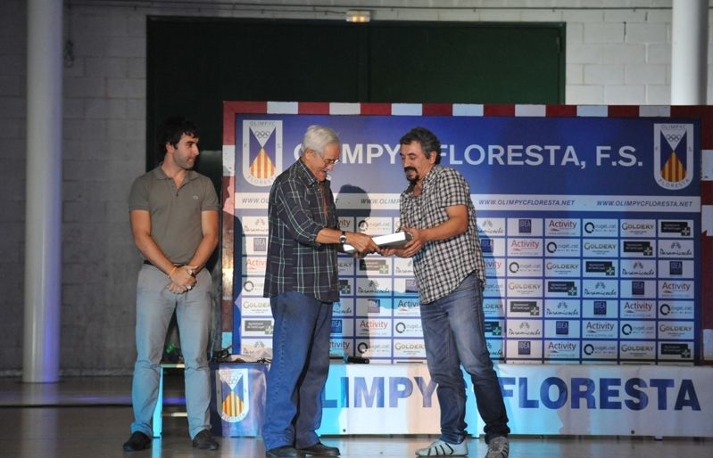 Pedro José Martín, al centre de la imatge, distingit pel president de l'Olimpyc La Floresta, Àngel Ruiz. FOTO: Amanda Bernal
